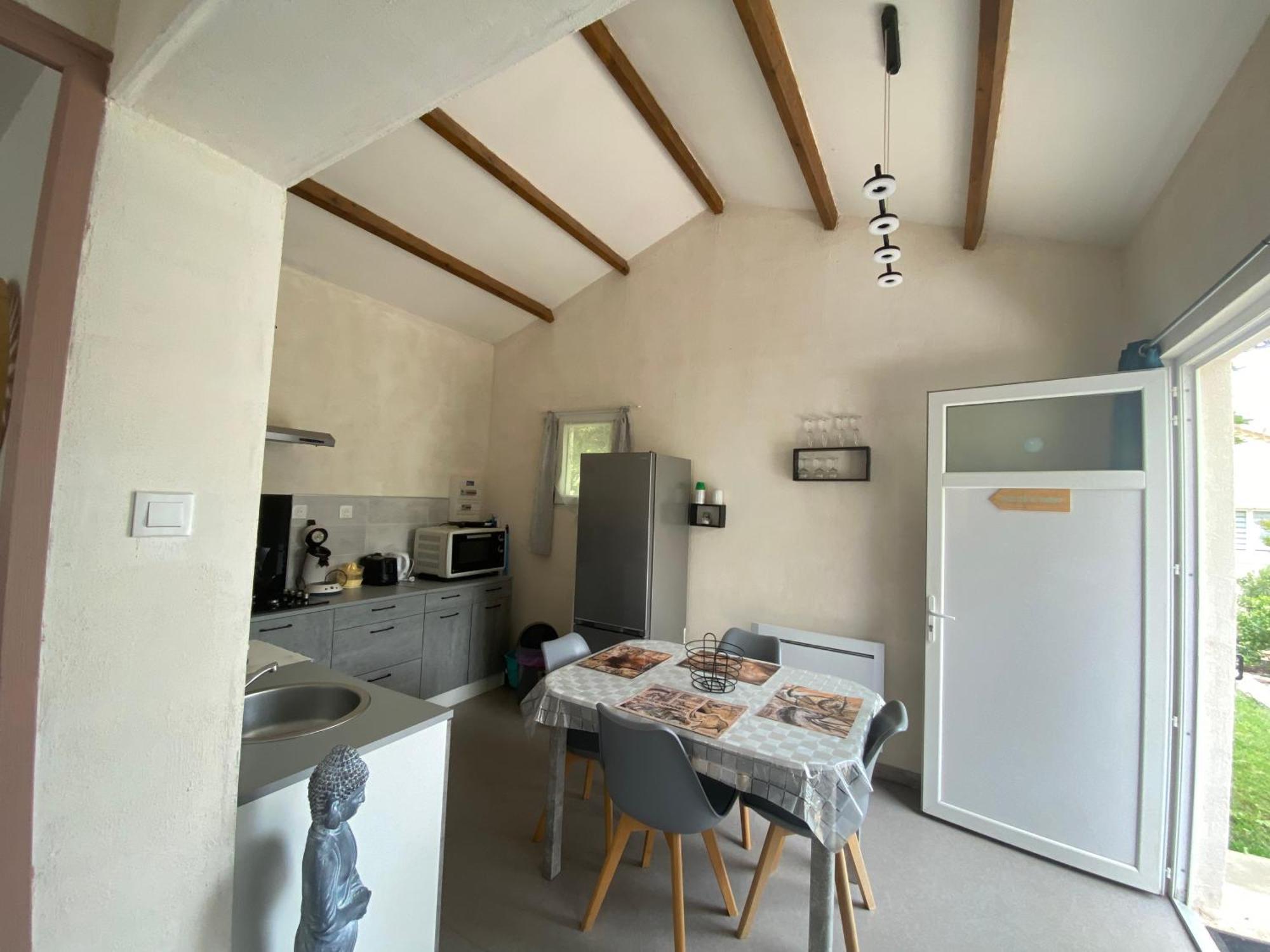 Climatisé Pour 4 Personnes Avec Piscine Dans Les Hauteurs De
