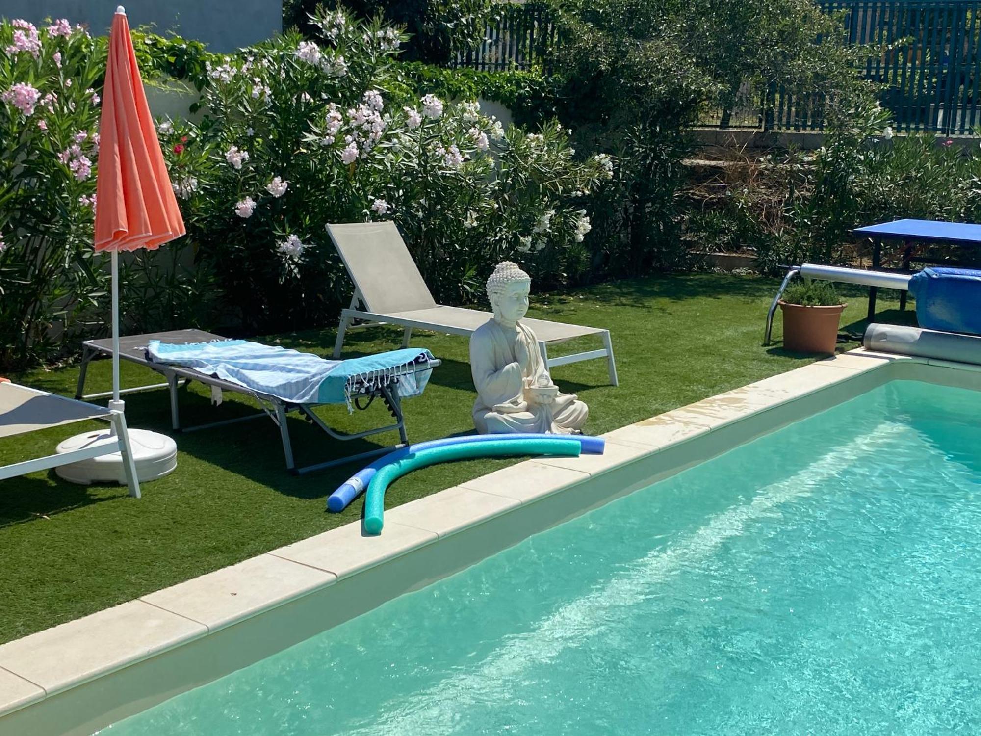 Hébergement de vacances Climatisé Pour 4 Personnes Avec Piscine Dans Les Hauteurs De *