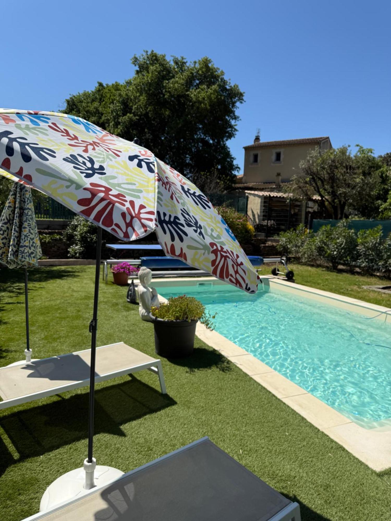 Climatisé Pour 4 Personnes Avec Piscine Dans Les Hauteurs De *