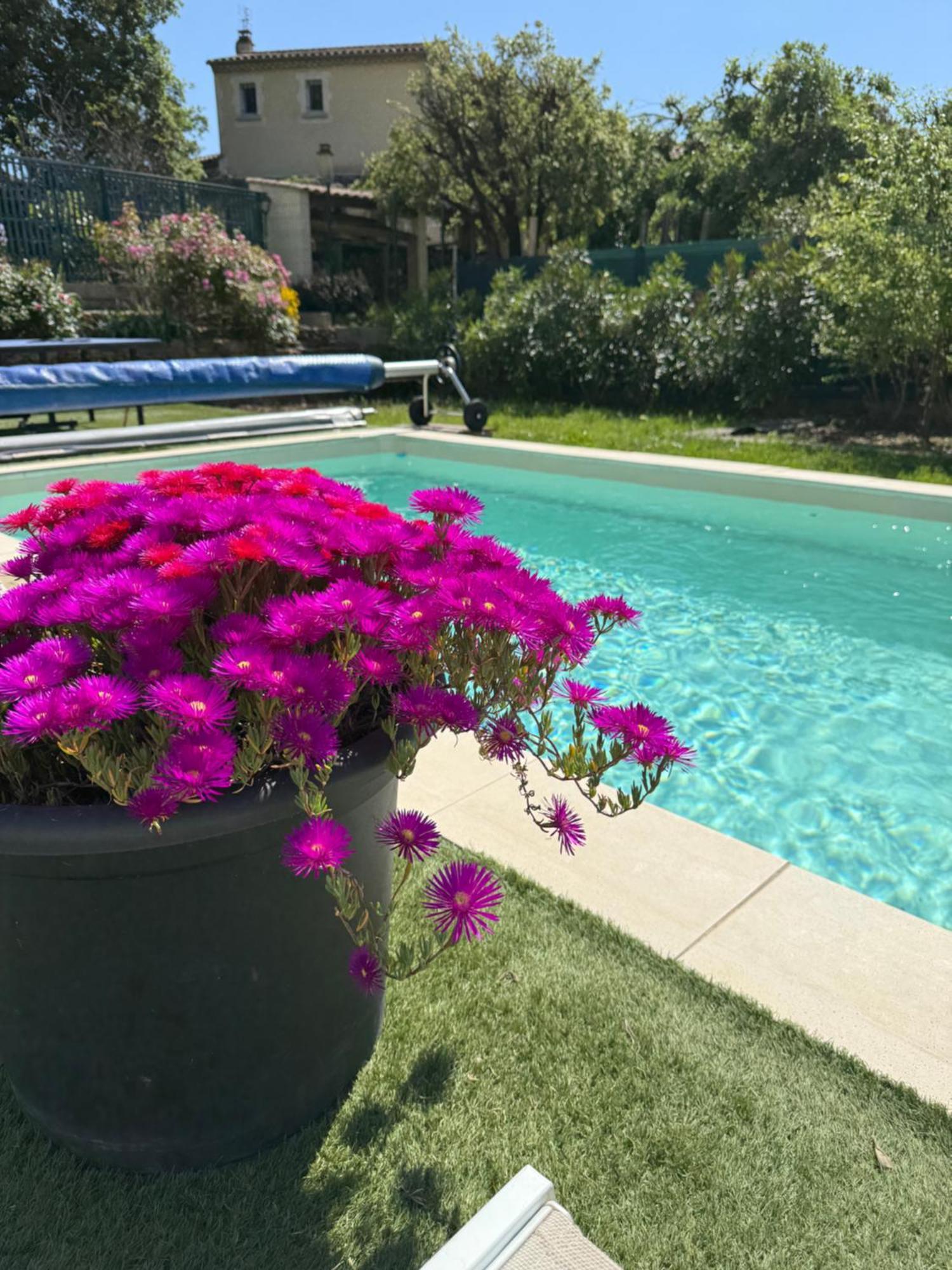 Climatisé Pour 4 Personnes Avec Piscine Dans Les Hauteurs De *